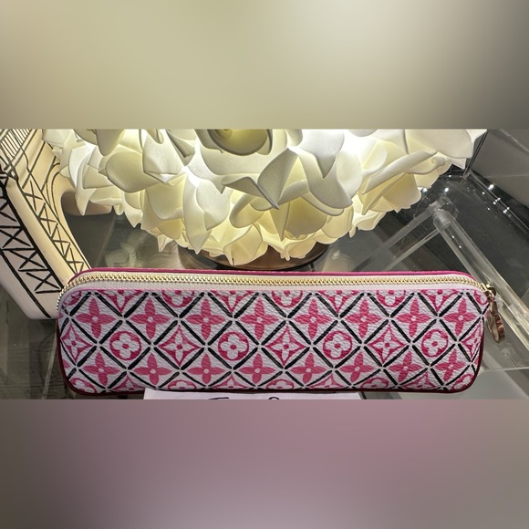 🩷Louis Vuitton Monogram Giant By The Pool 2.0 Elizabeth Pencil Pouch Rose🩷 - Picture 2 of 16